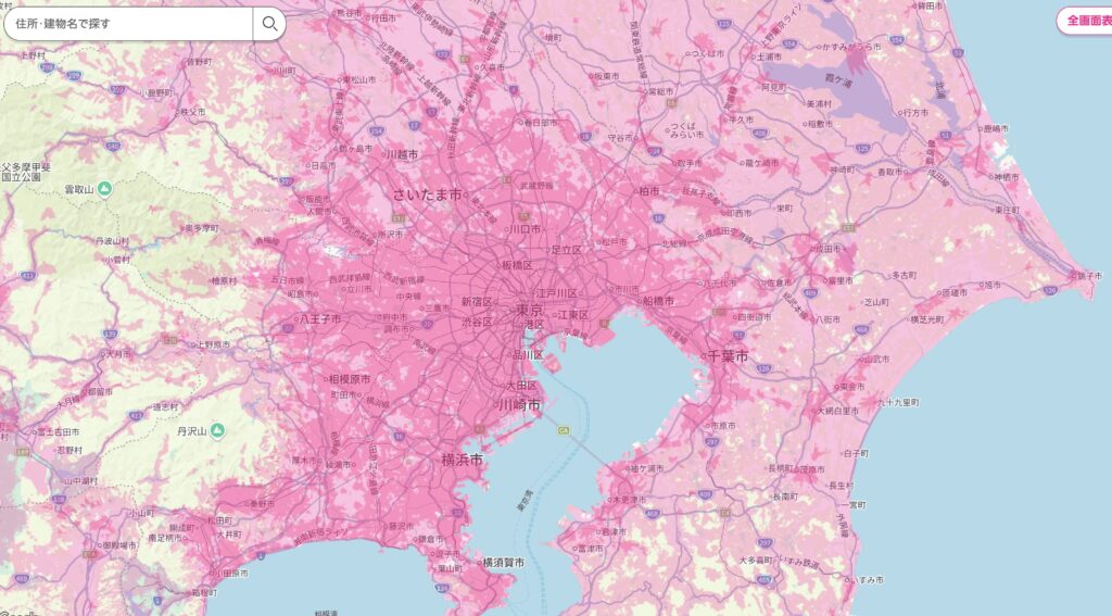東京、神奈川、千葉、埼玉を中心とした関東エリアの通信サービスエリアマップ。ピンク色で塗られた楽天回線エリアが都市部を中心に広範囲に広がっている様子を示しています。